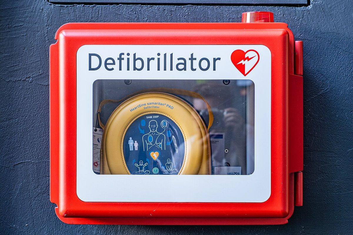 Un defibrillatore semiautomatico in una teca a parete